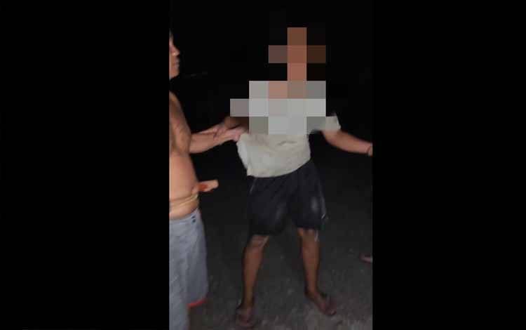 Seorang pria diduga pencuri saat diamankan oleh warga. (Foto : IST)