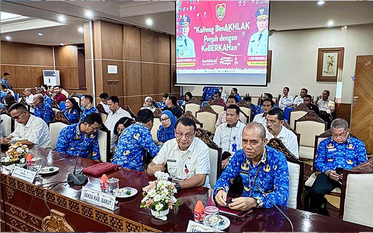 Pj Sekda Barito Utara, Drs Jufriansyah saat menghadiri kegiatan Sosialisasi Undang-Undang Nomor 20 Tahun 2023 Tentang ASN oleh Komisi Aparatur Sipil Negara (KSAN) di Aula Eka Hapakat lantai 3 Kantor Gubernur Kalimantan Tengah, Rabu, 17 April 2024. (Foto: Dhani)?
