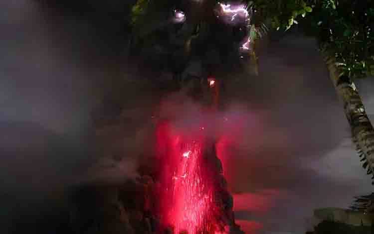 Visualisasi erupsi yang disertai kilatan petir vulkanik terjadi di Gunung Ruang yang berlokasi di Kabupaten Sitaro, Sulawesi Utara, Rabu (17/4/2024). (ANTARA/HO-PVMBG)