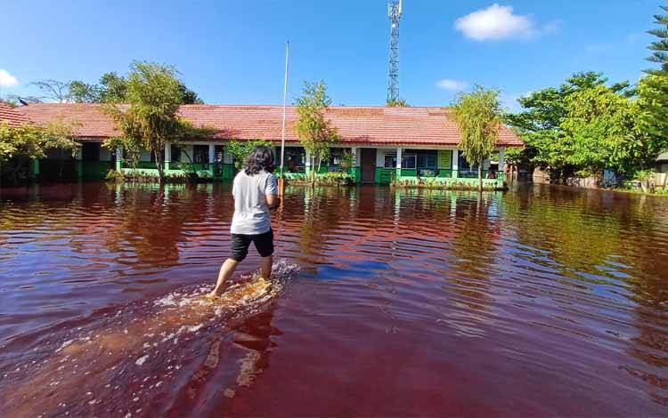 Perlu Timbun Jalan Menuju SDN 3 Sawahan agar Banjir Tak Ganggu Aktivitas Belajar