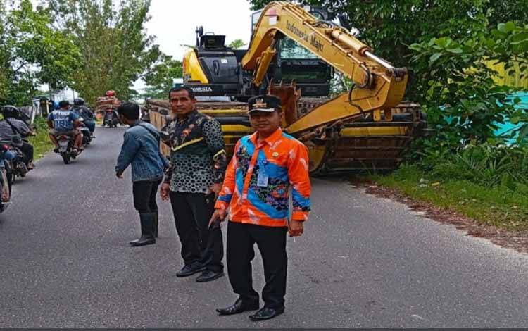 Camat Kawal Pergeseran Excavator Amfibi Keruk Sungai Baamang