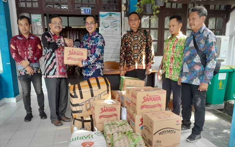 Sekretariat DPRD Kapuas Salurkan Bantuan ke Korban Kebakaran di Desa Pulau Mambulau