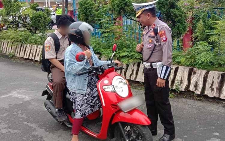 Kasatlantas Polresta Palangka Raya Tegur Pelanggar Lalu Lintas dengan Pendekatan Humanis