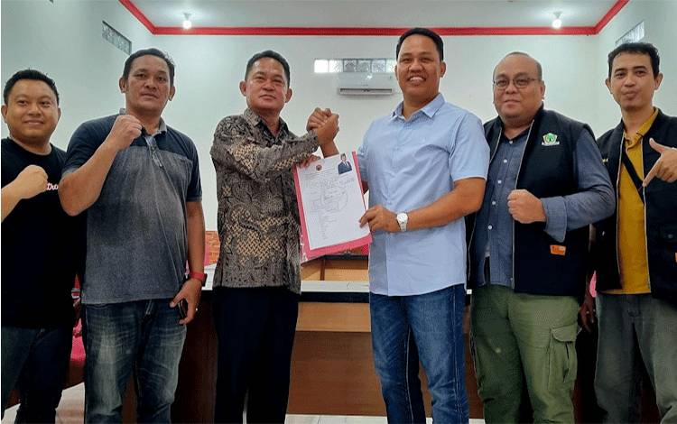 Hendra Lesmana Pendaftar Pertama Calon Bupati Lamandau ke PDIP