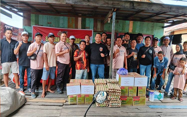 Peduli Korban Kebakaran di Desa Pulau Mambulau, Macan Kapuas Berikan Bantuan