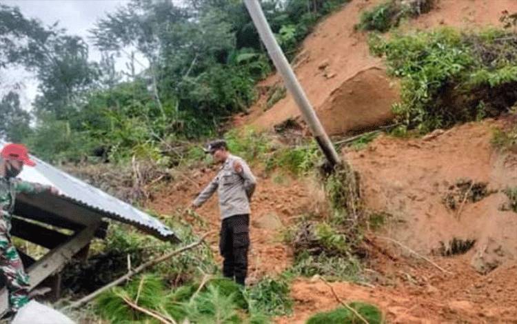 Rumah Warga Rusak Akibat Tertimpa Longsor
