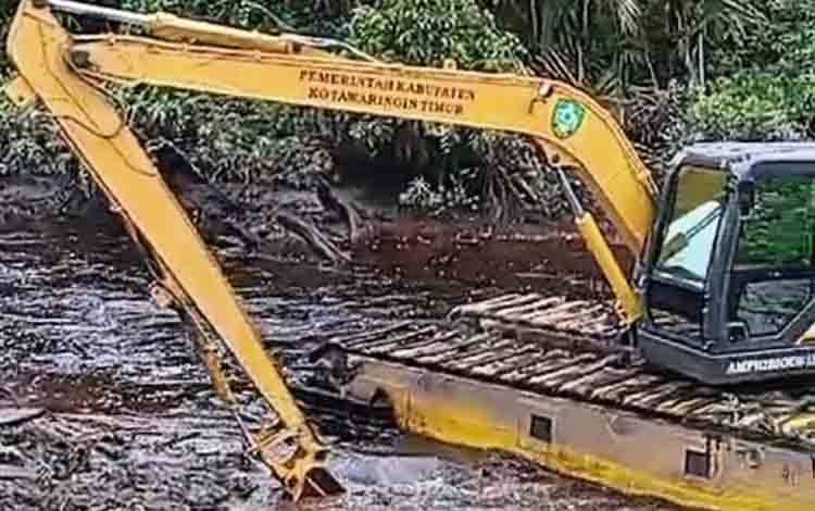 Ekskavator amfibi mengeruk sedimen di muara sungai Baamang. (FOTO: DOK KECAMATAN BAAMANG)