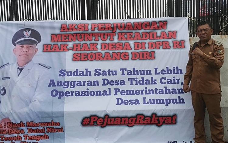 Setahun Dana Desa Belum Cair, Kades Datai Nirui Pasang Spanduk Tuntutan di DPR RI