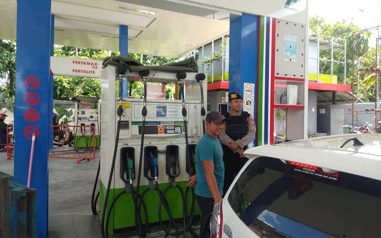 Anggota Satsamapta Polresta Palangka Raya saat melakukan patroli di SPBU Jalan Diponegoro (Foto : Satsamapta Polresta Palangka Raya)