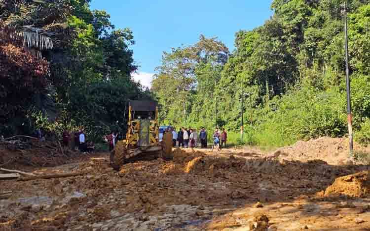Penanganan Darurat Jalan Tanjung Jariangu-Bawan-Kuala Kuayan Berpacu dengan Cuaca