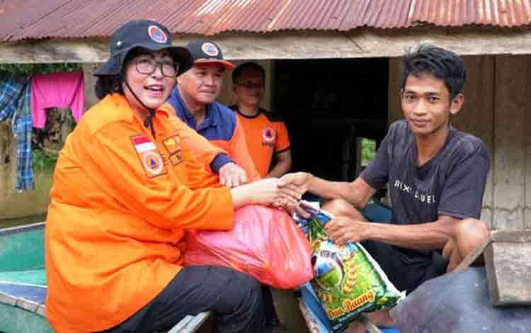 Pj Bupati Lamandau Tinjau dan Salurkan Bantuan kepada Korban Banjir ?