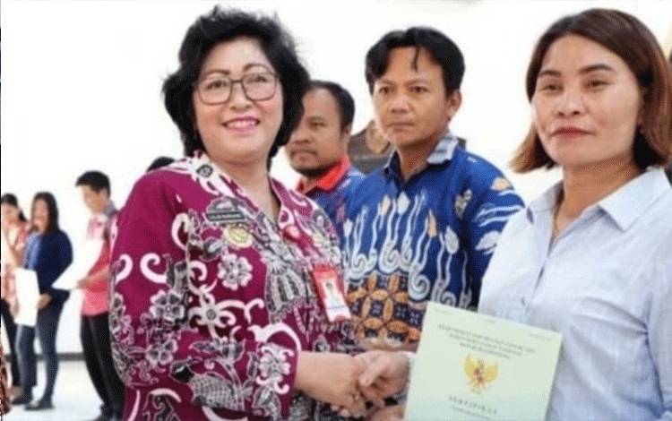 Pj Bupati Lamandau Serahkan 500 Sertifikat Program PTSL