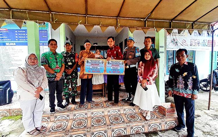 Tekan Kemiskinan Ekstrem, 30 KPM di Desa Anjir Mambulau Barat Terima BLT