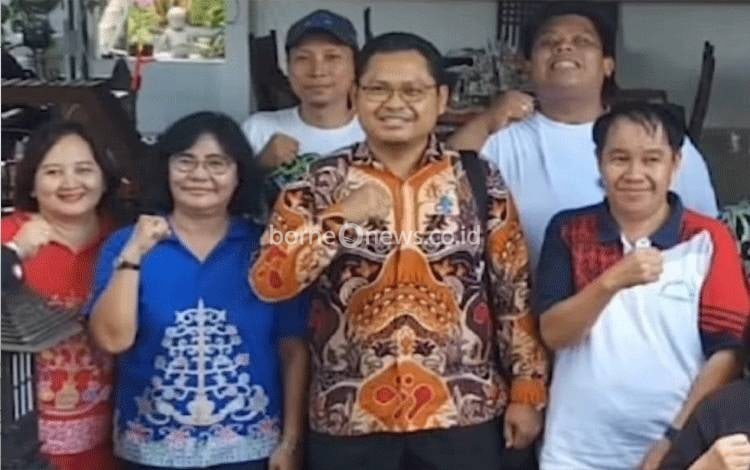 Kepala Disdaldukkbp3apm Palangka Raya dr M Fitriyanto saat berfoto bersama penyuluh KB se Palangka Raya usai kegiatan radalgram (Foto : PATHUR)
