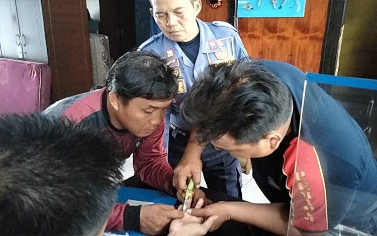 Damkarmat Palangka Raya Bantu Melepas Cincin Tertanam di Jari Pria