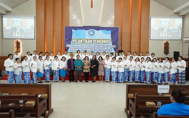 Foto bersama saat rangkaian pengukuhan DPD Persatuan Wanita Kristen Indonesia (PWKI) Kalteng di Palangka Raya, Sabtu, 20 April 2024. (FOTO:TOMY)