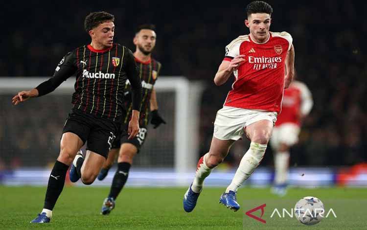 Arsip Foto - Gelandang Lens Neil El Aynaoui (Kiri) mendekati gelandang Arsenal Declan Rice dalam pertandingan sepakbola Grup B Liga Champions UEFA antara Arsenal dan RC Lens di Stadion Arsenal di London Utara, Rabu (29/11/2023). ANTARA/AFP/Adrian Dennis/am.