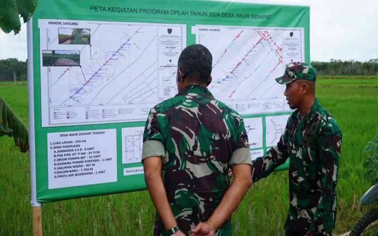 Dandim 1011 Kuala Kapuas, Letkol Inf Khusnun Dwi Putranto saat tinjau lokasi program di Handil Sinjung, Desa Anjir Serapat Tengah, Kecamatan Kapuas Timur. (FOTO: IST)