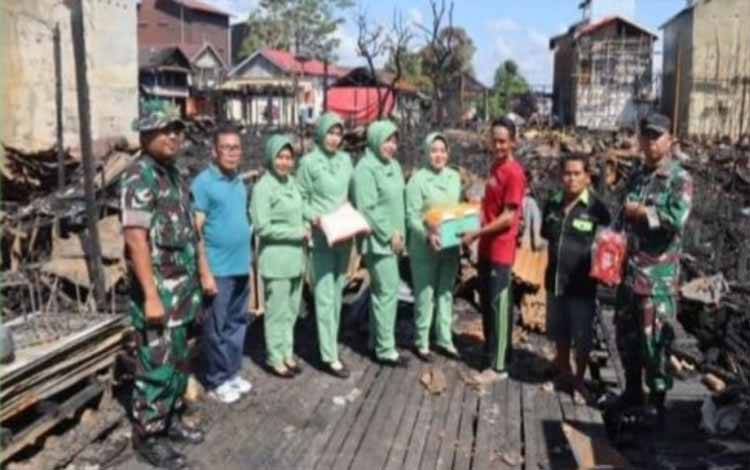 Persit KCK Kapuas Beri Bantuan untuk Warga Terdampak Kebakaran di Pulau Mambulau