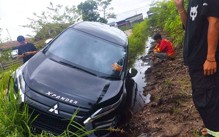 Mobil Mitsubishi Xpander Terperosok ke Parit Jalan Kecipir Palangka Raya