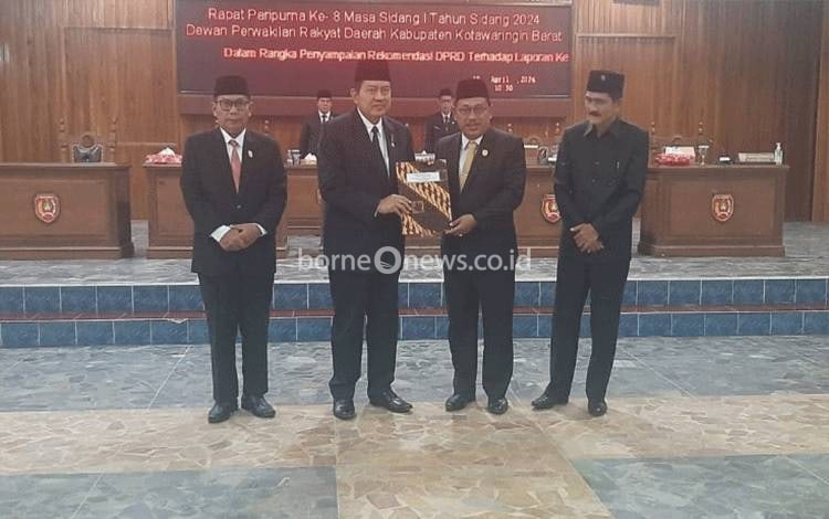 Unsur Pimpinan DPRD Kobar menyerahkan hasil rekomendasi dari Tim Pansus terhadap LKPJ Tahun 2023. (Foto : ISTIMEWA)