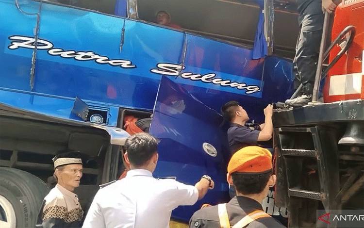 Satu Orang Penumpang Bus Dilaporkan Tewas Akibat Tertabrak KA