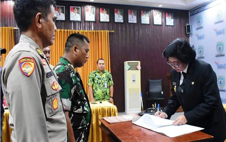Naskah Dana Hibah Pengamanan Pilkada Lamandau Ditandatangani