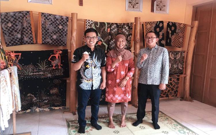 CEO Sm-art Batik, Miftahudin Nur Ihsan (kiri) memamerkan batik berbasis kelapa sawit.(FOTO: Rilis BPDPKS)
