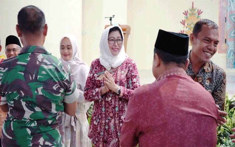 Penjabat Bupati Lamandau Lilis Suriani saat menghadiri Halal Bihalal bersama ASN, TNI, Polri dan Masyarakat setempat. (FOTO : HENDI NURFALAH)