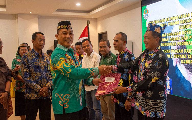 Penyerahan SK pengakuan dan perlindungan MHA Desa Sei Pinang, Kecamatan Mandau Talawang, Kabupaten Kapuas. (FOTO: IST)