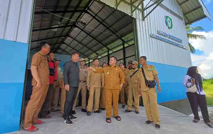 Bupati Kotawaringin Timur Halikinnor mengunjungi sentra perikanan di Desa Sei Ijum Raya, Kecamatan Mentaya Hilir Selatan, Senin, 22 April 2024. (FOTO: DEWIP)