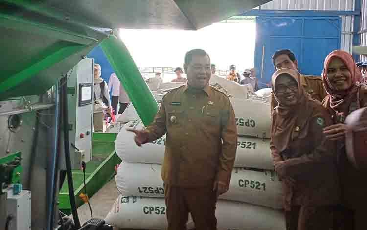 Bupati Kotawaringin Timur Halikinnor dan Kepala DPKP Sepnita uji coba mesin vertikal dryer di Desa Lampuyang, Senin, 22 April 2024. (FOTO: DEWIP)