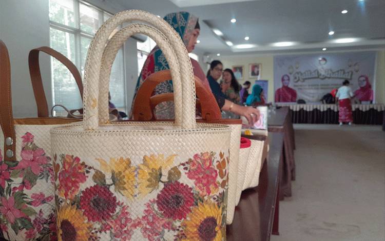 DWP Disbun Kalteng Lahirkan Kerajinan Tangan Bernilai Ekonomis