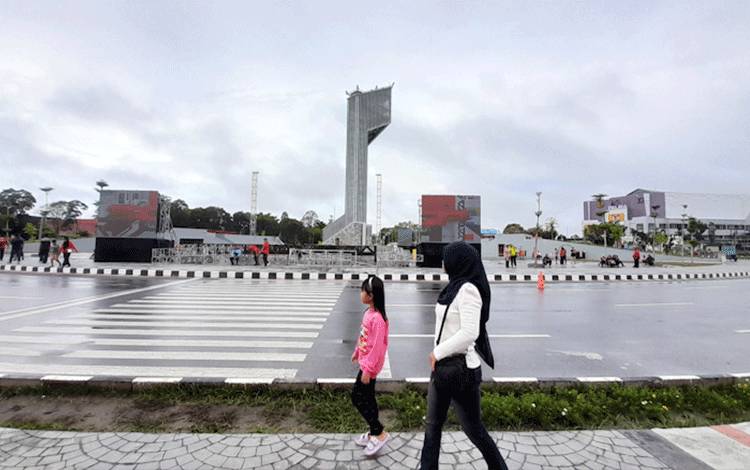 Warga saat berada di sekitaran Bundaran Besar Palangka Raya. (FOTO: MARINI)