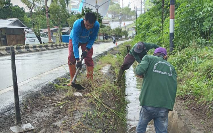 Petugas DLH Bartim Rutin Lakukan Pembersihan Drainase