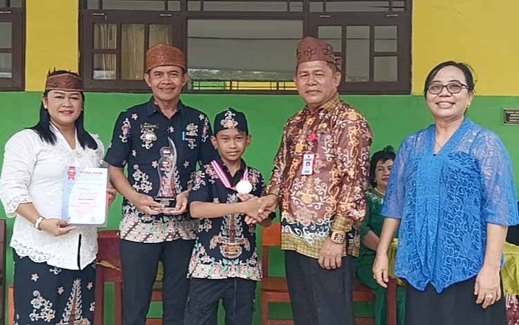 Murid SDN 4 Tamiang Layang Raih Medali Emas National English and Science Olympic