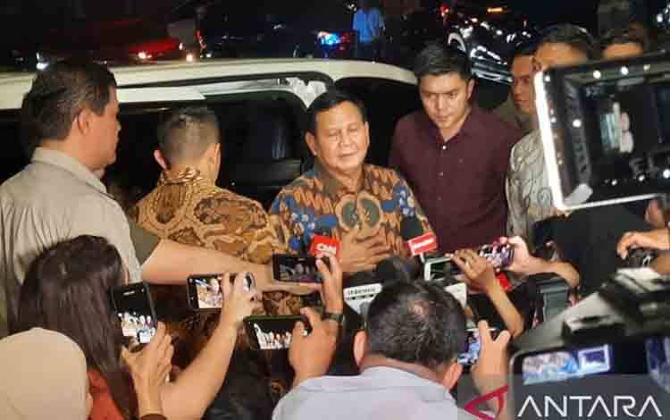 Calon Presiden RI Prabowo Subianto di rumahnya di kawasan Kartanegara IV, Kebayoran Baru, Jakarta Selatan, Selasa (23/4/2024) (ANTARA/Walda Marison)