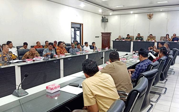 Asisten Setda Barut Pimpin Rapat Mediasi PT MUTU dengan Masyarakat Desa Muara Mea