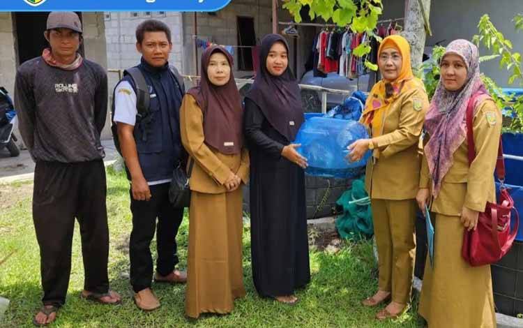 Diskan Palangka Raya Bantu Benih Ikan Gabus untuk Kelompok Nelayan di Banturung