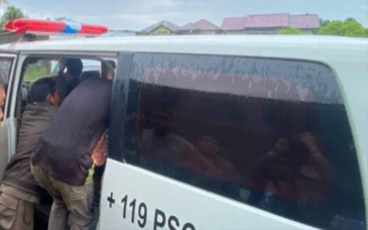 Satpol PP dan Damkar Kapuas Evakuasi ODGJ Ngamuk