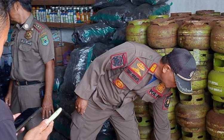 Personel Satpol PP Kapuas Cek Pangkalan LPG 3Kg