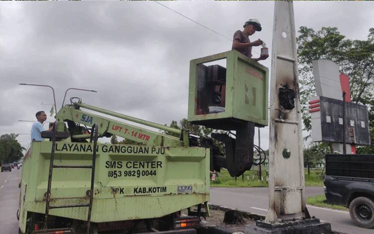 Dishub Kotim Perbaiki PJU Terbakar di Jalan Tjilik Riwut