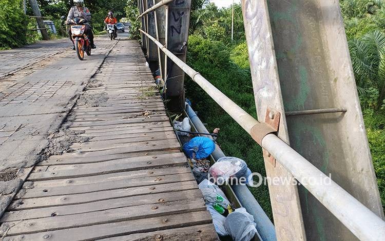 Miris, Ada yang Sengaja Buang Sampah di Jembatan Sungai Mentawa