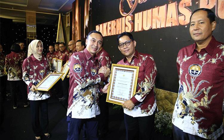 Bidhumas Polda Kalteng Terima Penghargaan dari Kadivhumas Polri