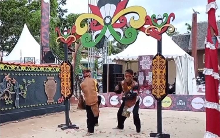 Lomba Lawang Sakepeng Turut Meriahkan HUT Kapuas
