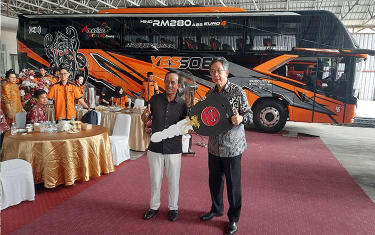 Siap Menjadi Andalan Transportasi di Kalteng, Hino Serahkan Bus RM 280 ABS Kepada PO Yessoe Travel