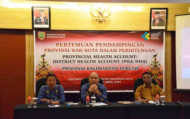 Sekdis Kesehatan Rainer Danny P Mamahit saat menyampaikan Sambutan Kepala Dinas Kesehatan. (FOTO:GRY)