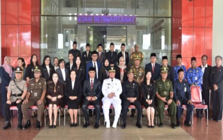 Pj Bupati Katingan, Saiful foto bersama sejumlah pejabat pada peringatan Hari Otonomi Daerah ke 28, Kamis, 25 April 2024.