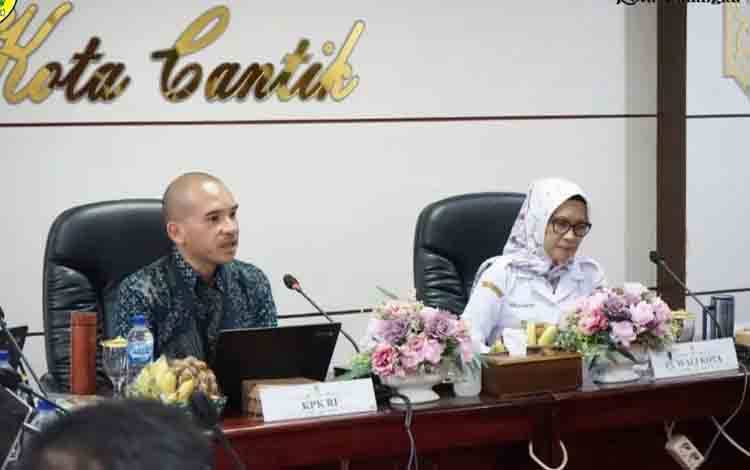 Korsup KPK saat menggelar rapat koordinasi dengan Pj Wali Kota Palangka Raya. (FOTO: HUMAS)