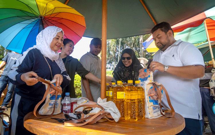 Istri H Abdul Rasyid AS Bagikan Bingkisan Minyak Goreng dan Nasi Kotak?